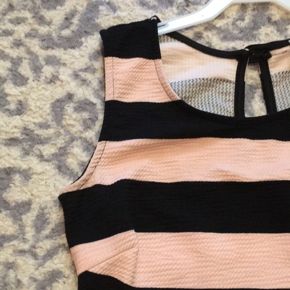 A dress - Picture 5 of 6